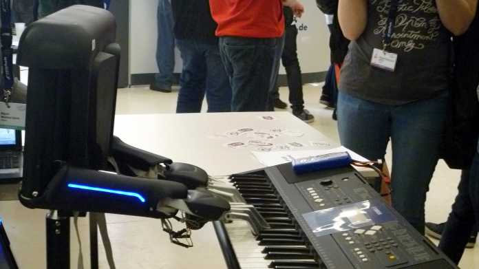Roboter spielt auf Musik-Keyboard
