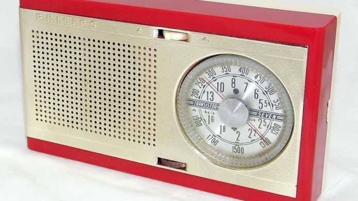 Rot-beiges Radio