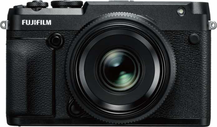 Fujifilm überspringt mit seinen spiegellosen Systemkameras der GFX-Serie das Vollformat. Der Sensor der GFX 50R misst 43,8 × 32,9 Millimeter. Fujifilm selbst spricht von Supervollformat.