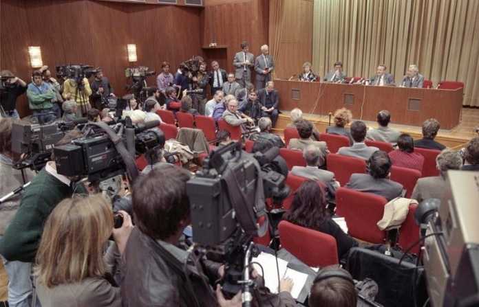 Bundesarchiv_Bild_183-1989-1109-030,_Berlin,_Schabowski_auf_Pressekonferenz.jpg:Thomas Lehmann