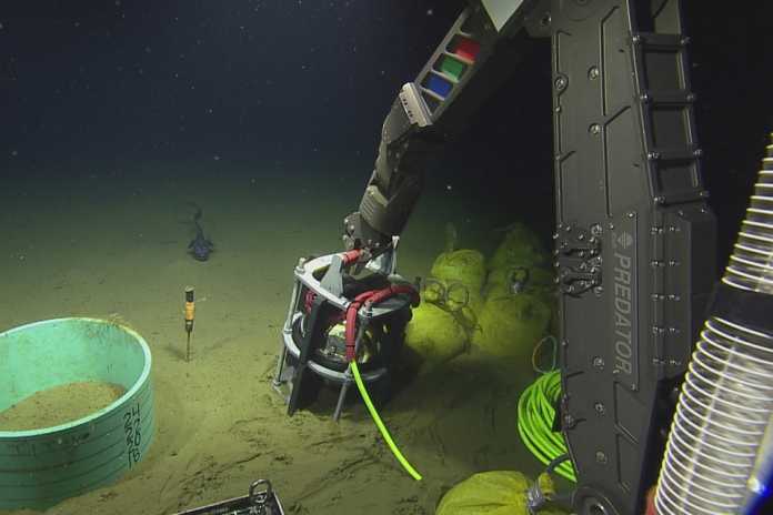 Unterwasser-Aufnahme der Installation eines Seismographen