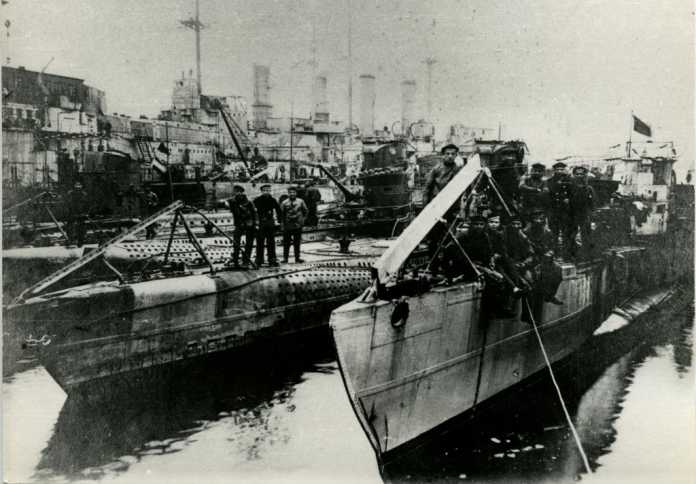 Revolutionäre Matrosen im U-Boot-Hafen, Kiel, 5. November 1918