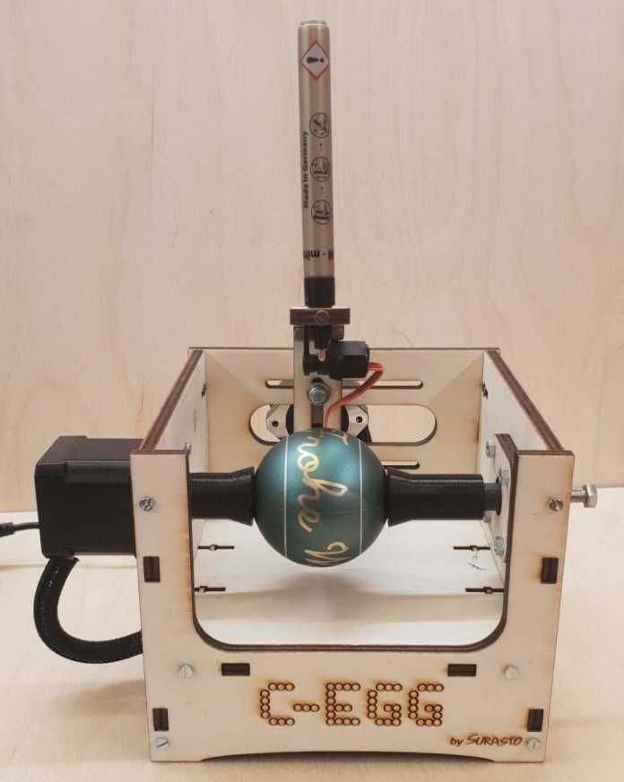 C-Egg-Malbot mit Weihnachtskugel