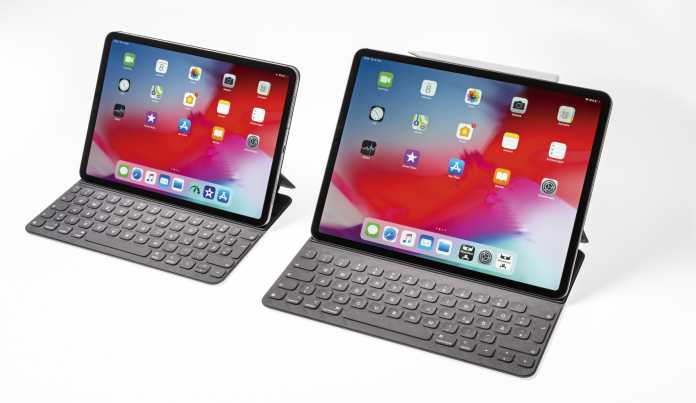 iPad und Smart Keyboard haften per Magneten aneinander. Ebenso der Pencil (oben), der dort per Induktion geladen wird.
