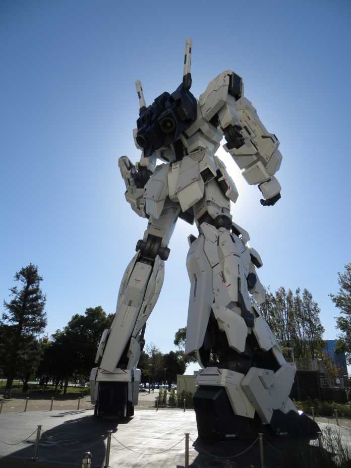 Eine fast 20 Meter hohe Gundam-Figur vor dem Einkaufszentrum Diver City