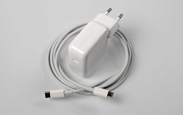Zum Lieferumfang zählen ein kompaktes USB-C-Netzteil mit 30 Watt leistung und ein 2 Meter langes Kabel.