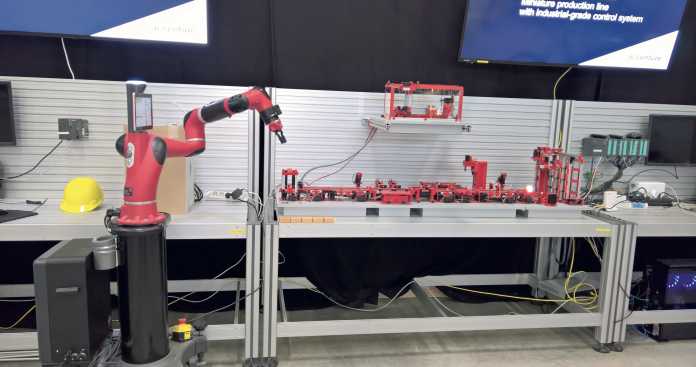 Am Modell einer Produktionsstraße mit digitalem Zwilling und Rethink-Robotics-Cobot (links) demonstriert Avanade im Industrial IoT Center in Garching, was mit IoT-Techniken möglich ist.