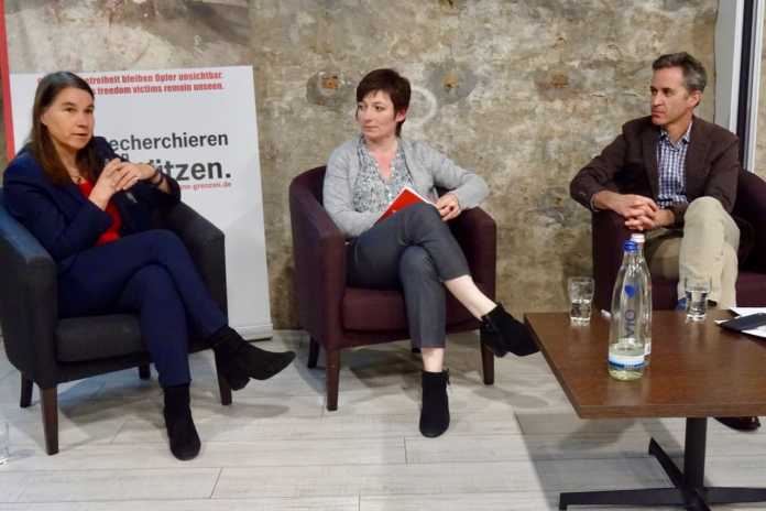 Sabine Frank, Regulierungschefin von Google Deutschland; Julia Beresowskaja vom Nachrichtenportal Grani.ru; David Kaye, UN-Sonderberichterstatter für Meinungsfreiheit (v.l.n.r.)