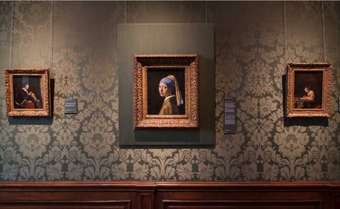 So hängt Vemeers Mädchen mit dem Perlenohrring original im Mauritshuis.
