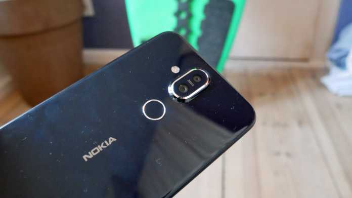Das Nokia 8.1 gibt es in dunkelblau und silber.