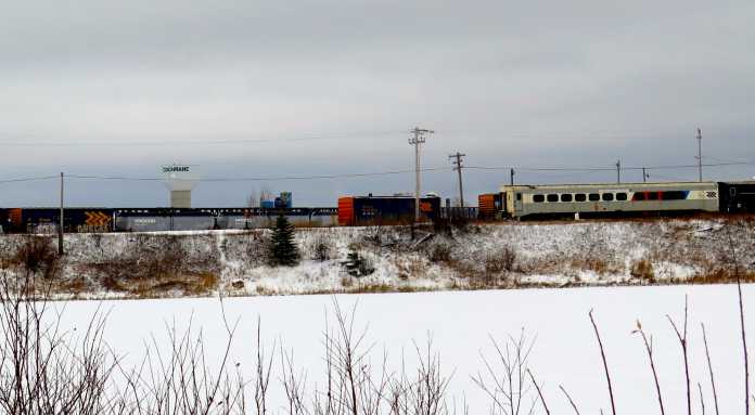 Eisenbahn im Schnee, dahinter Wasserturm