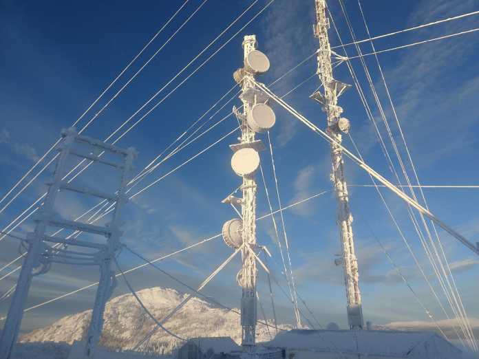 Mit Eis überzogene Antennenmasten