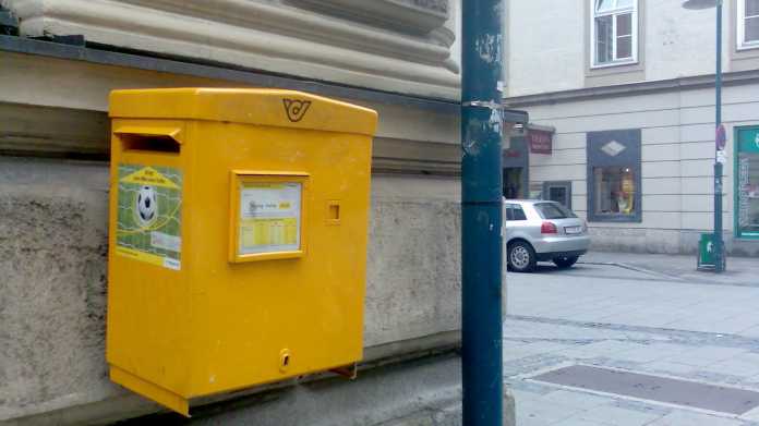 Gelber Briefkasten an Hauswand