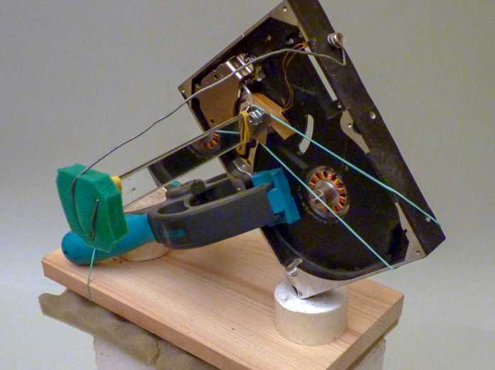 Vertikalablenkung von einem Laser-TV-Projektor, auf einem Kalksandstein montiert.