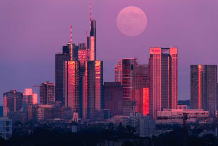 Der Mondaufgang hinter der Frankfurter Skyline. 150-600mm 600mm f/8 ISO400 1/5s