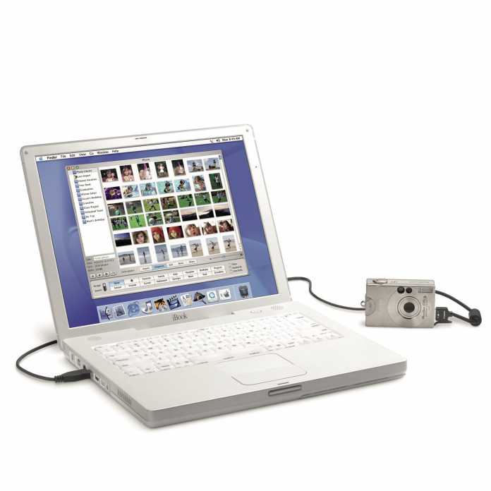 2003: Das iBook G4 bewarb Steve Jobs als digitalen Hub für Fotos, Musik und Video im Multimedia-Zeitalter.