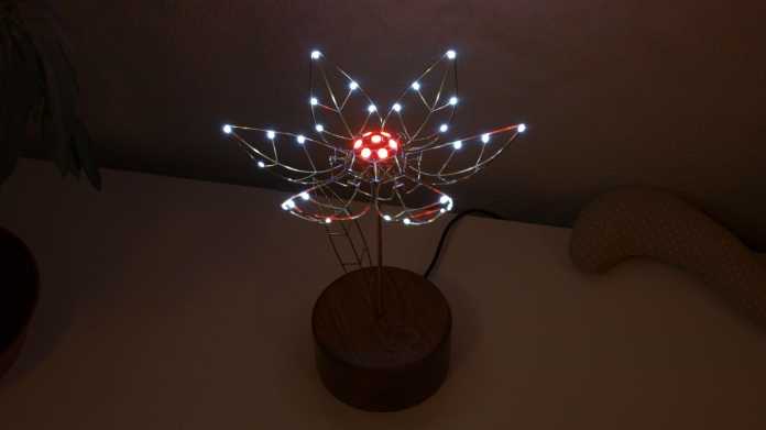 Blume aus Draht mit leuchtenden LEDs.