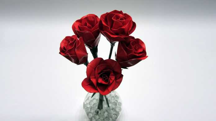 Strauß roter Rosen aus Gaffer-Tape in Blumenvase