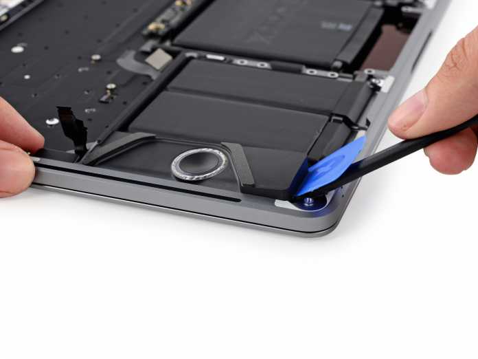 Die Lautsprecher des MacBook Pro sind seit 2016 eingeklebt – bei einem Defekt muss die gesamte Oberseite des Gehäuses getauscht werden.