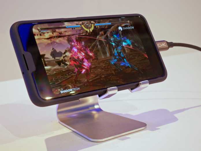 Am Stand von Qualcomm diente der mit einem Hardcase getarnte Prototyp des Oppo 5G-Smartphones für eine Spiele-Demo.