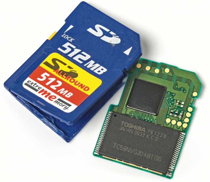 In SD-Karten steckt ein NAND-Flash-Speicher und meistens auch ein kleinerer Controller-Chip. Dessen Firmware lässt sich manipulieren, um höhere Kapazität vorzugaukeln.
