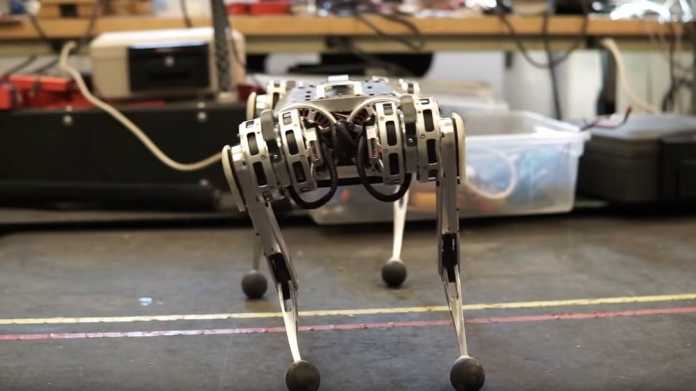 Vierbeiniger Roboter Cheetah macht Salto aus dem Stand