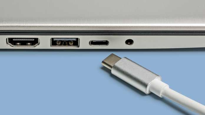 USB Typ C: Stecker vor Buchse, daneben USB-A und Audio-Klinke