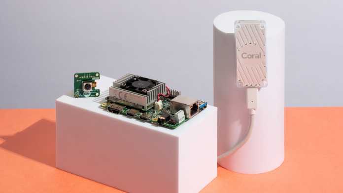 Das Coral-Entwickler-Board zusammen mit dem Kameramodul und dem USB Accelerator