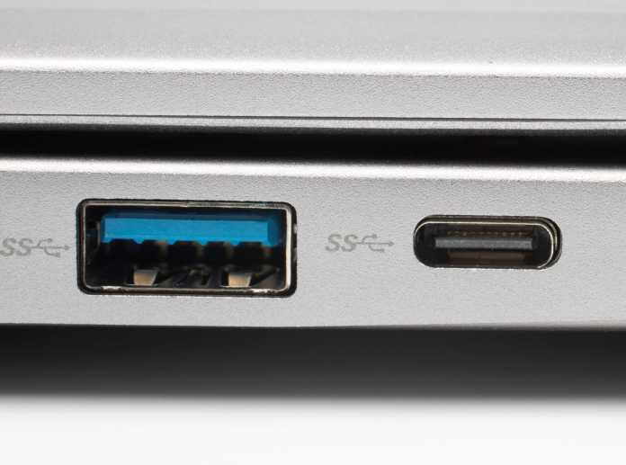 Die USB-C-Buchse trägt nur ein SuperSpeed-Logo, gibt aber auch DisplayPort-Signale aus.