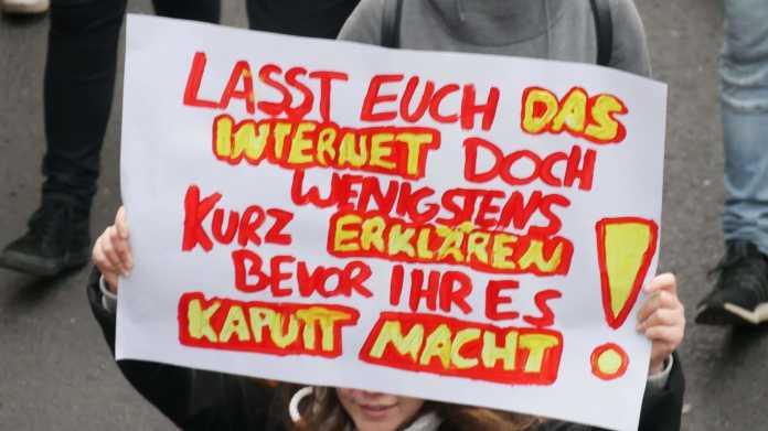 &quot;Voss muss weg&quot; – Mehr als 10.000 demonstrieren in Köln