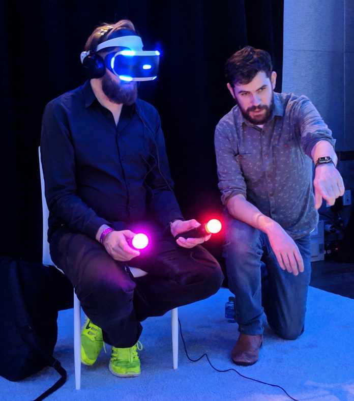 No-Mans-Sky-Entwickler Sean Murray erklärte geduldig die Bedienung in VR.