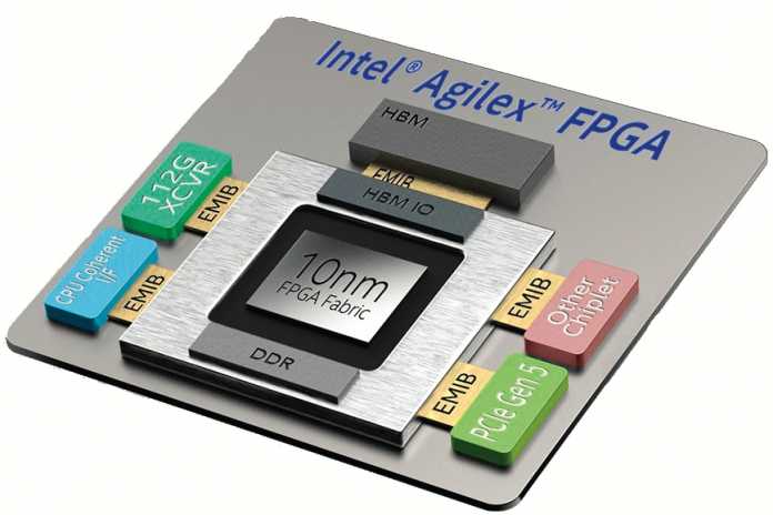 Intels Agilex-FPGAs kommen angeblich noch 2019 mit PCIe 5.0; ein 10-nm-Die bindet darauf weitere Chiplets per Embedded Multi-Die Interconnect Bridge (EMIB) an.