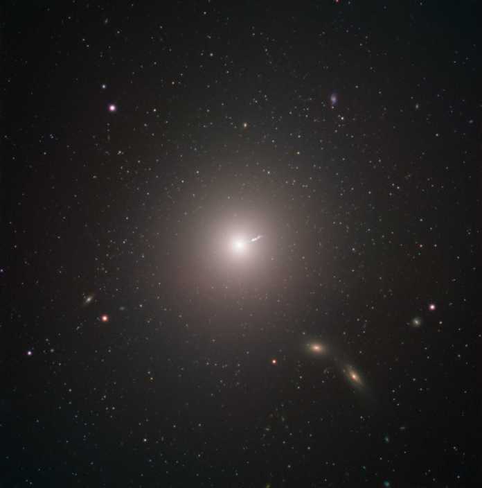 Die Galaxie M87 in deren Zentrum sich das nun abgebildete riesige Schwarze Loch befindet. Es stößt einen gigantischen Jet aus, der hier zu erkennen ist.