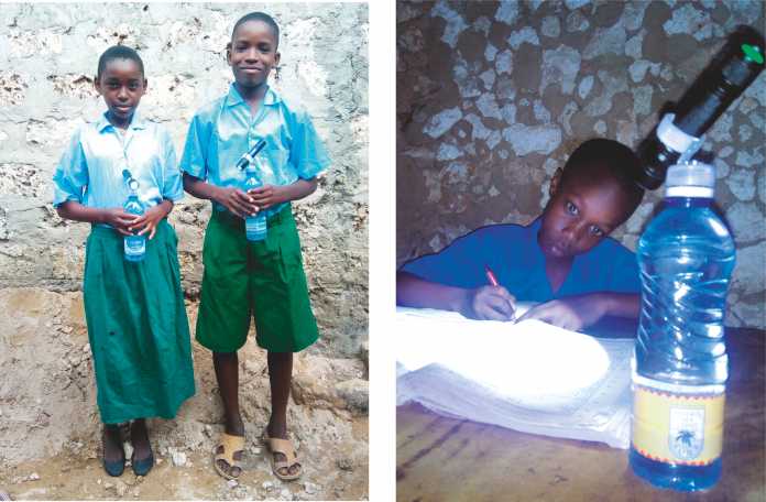 Die Bottle-Lamps sind in Kenia praxiserprobt. Schulkinder der „Baharini Primary School“ in Maweni, Kenia, nutzen sie, um nach Einbruch der Dunkelheit noch lernen zu können.