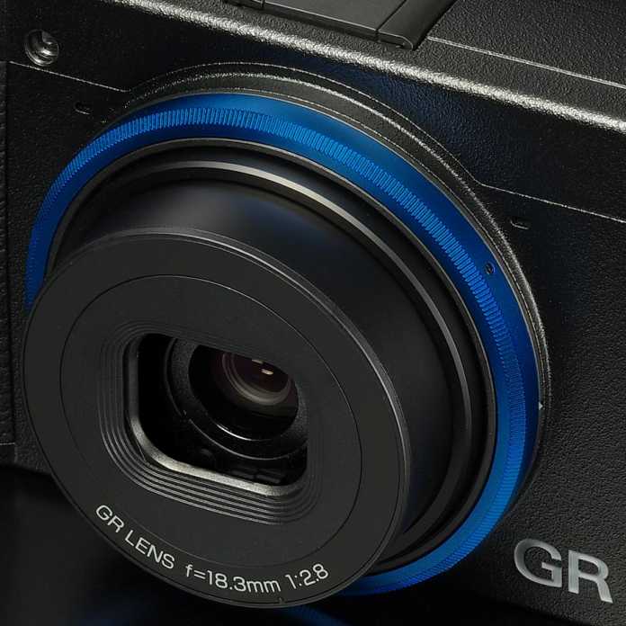 Einen Fokus- oder Einstellring besitzt die GR III nicht. Dafür können Fotografen den Zierring um das Objektiv wechseln - neben der schwarzen Variante stehen eine blaue und eine silberne Version zur Verfügung. Da hätten wir doch lieber den Einstellring genommen.