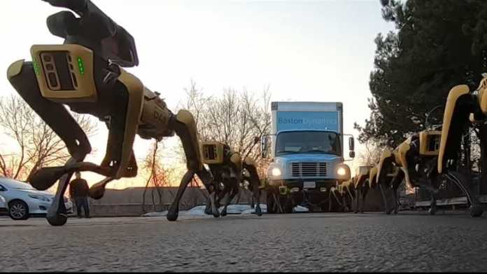 Boston Dynamics: Zehn Spot-Roboter ziehen einen Laster