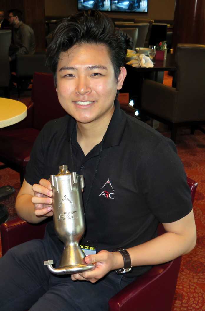 Andy Kieatiwong hält eine metallene Brennstoffkammer mit Schriftzug ARC