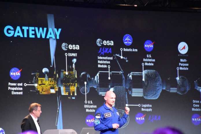 Alexander Gerst (re.) erklärte das geplante Orion-Gateway zum Mond.