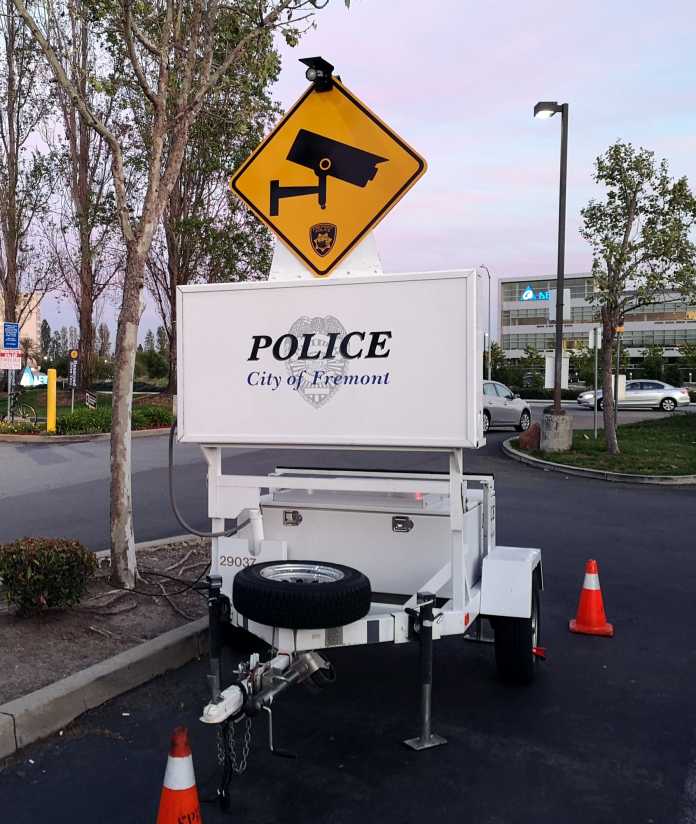 Überwachungskamera-Warnschild auf kleinem Anhäger mit Aufschrift &quot;Police - City of Fremont&quot;