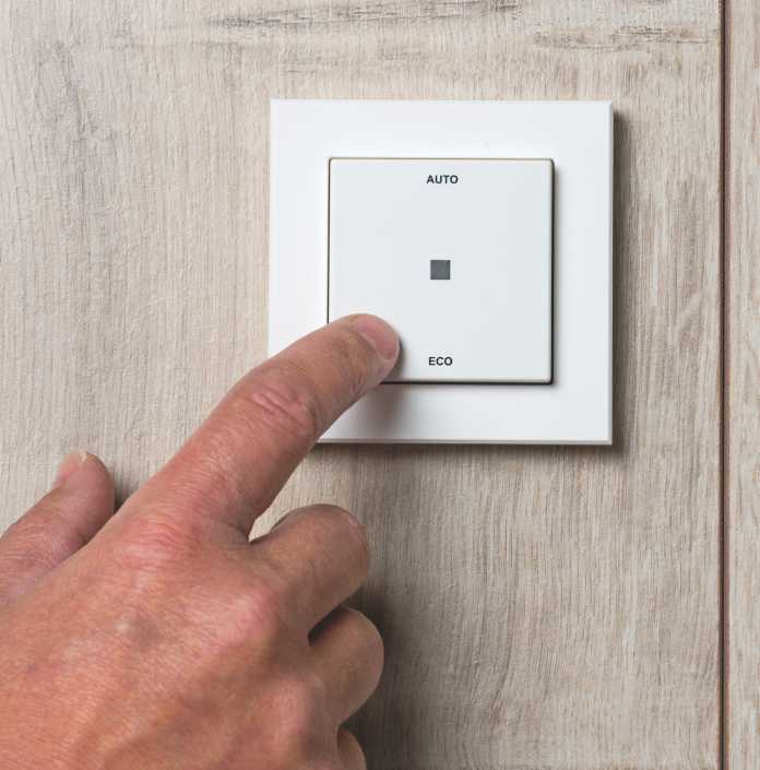 Ein Druck auf den Eco-Taster beim Verlassen der Wohnung signalisiert dem Smart Home herunterzufahren.