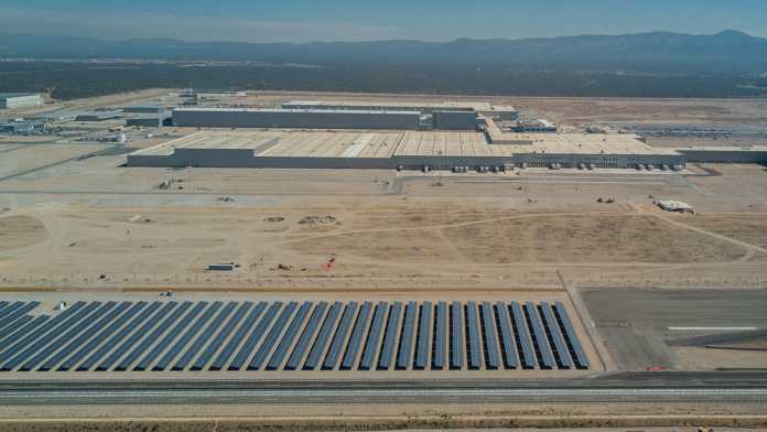 Tausende Solarpanels liefern Strom für das Werk.