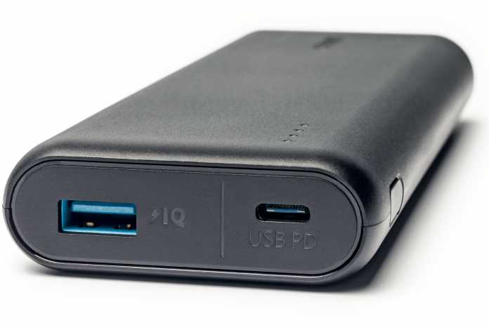 Einige Powerbanks bieten bereits einen USB-C-Anschluss und liefern darüber mehr Strom. Allerdings laden unter Umständen nicht alle Geräte mit USB-PD daran, weil die Powerbank nicht die nötigen Spannungen liefert.