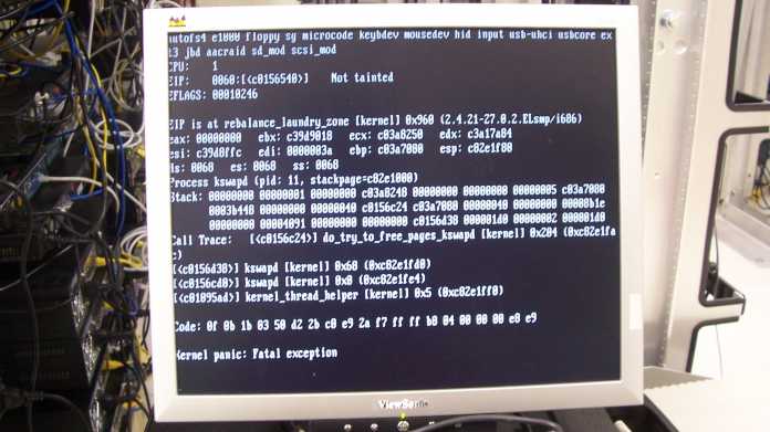 Monitor im Serverraum der eine Linux Kernal-Panic zeigt