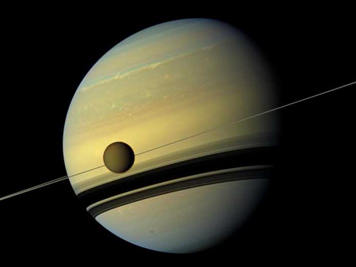 Saturn-Mond Titan vor dem Saturn, aufgenommen von der Sonde Cassini.