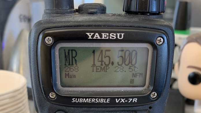 Display eines YEASU-Funkgeräts zeigt 145.500