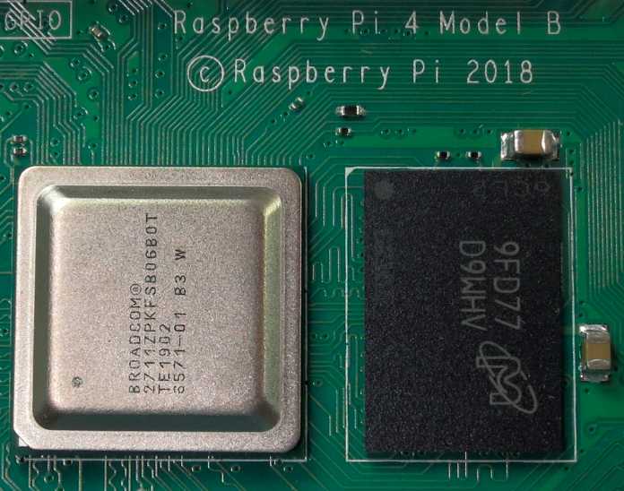 Herz des Raspberry Pi 4 Model B ist der Broadcom BCM2711 (silbern), der hier mit einem LPDDR4-SDRAM mit 4 GByte gekoppelt ist.