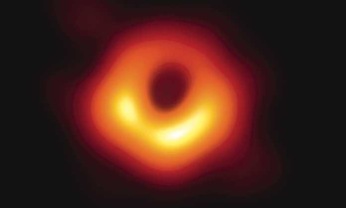 Das erste „Foto“ des Ereignishorizonts eines Schwarzen Lochs entstand aus rund 3,5 Petabyte Messdaten.