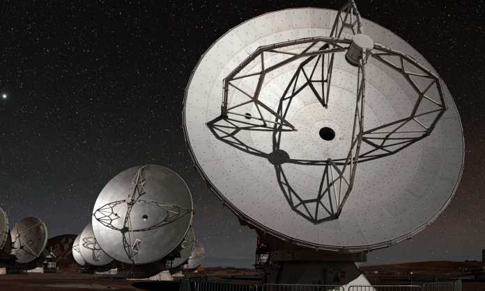 Radioteleskope an acht Standorten auf der Weltkugel richteten sich im April 2017 auf Messier 87 aus: Hier sind 12-Meter-Antennen des ALMA zu sehen.