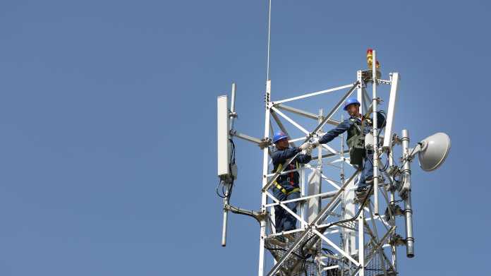 2 Männer auf Mobilfunk-Mast
