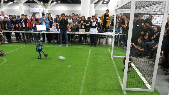 RoboCup-WM: Rettungsroboter im Schlafzimmer und Fußballroboter mit tauben Füßen